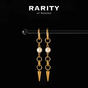 Luna Earring - Gold: Guldörhängen med pärlor och nitar - Otroligt snygga örhängen med nitar och pårlor i rostfritt stål!! Örhängena är i fin guldig färg och passar så bra för att piffa upp en outfit och lägga till en extra detalj🪽Likt alla andra våra smycken tål dessa örhängen vatten och håller sitt glans länge!! Vid frågor eller funderingar - välkommen att skriva till oss🪽