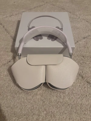 AirPods Max - Säljer nu dessa schyssta ”AirPods Maxes” . Hörlurarna är vita och passar perfekt till alla tillfällen. Priset är så lågt för en anledning och ifall du inte vet så är det bara att skriva! Ljudet är bra och läcker inte mycket. De är sköna och batteriet håller länge. Har endast använt dessa under en dag för prövning och de funkar bra.  Finns frågor så är det bara att höra av sig. 