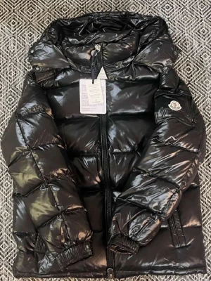 Säljer moncler jakor har olika size finns S,M,L - Helt nya jakor o jätte fina o bra för vinter och deras NFC tag funkar och dom e jätte framme o sköna plus dom e helt oanvända