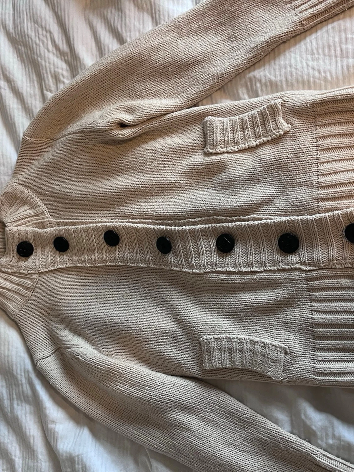 Beige stickad kofta med stora knappar - 5