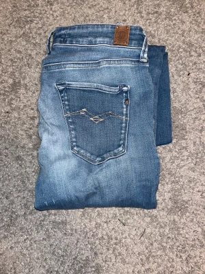 Blå replay jeans W27 L32 - Snygga blå replay jeans i storlek W27 L32. De är i bra skick. Kontakta mig för frågor! Kan gå ner i pris vid snabb affär.
