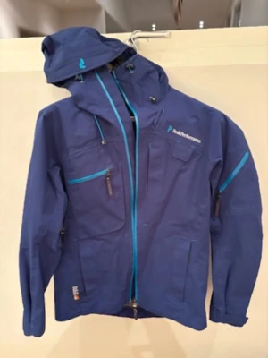 Skidjacka Peak Performance  - Skaljacka i Gore tex från Peak Performance. Storlek small. Använd en del men i bra skick.