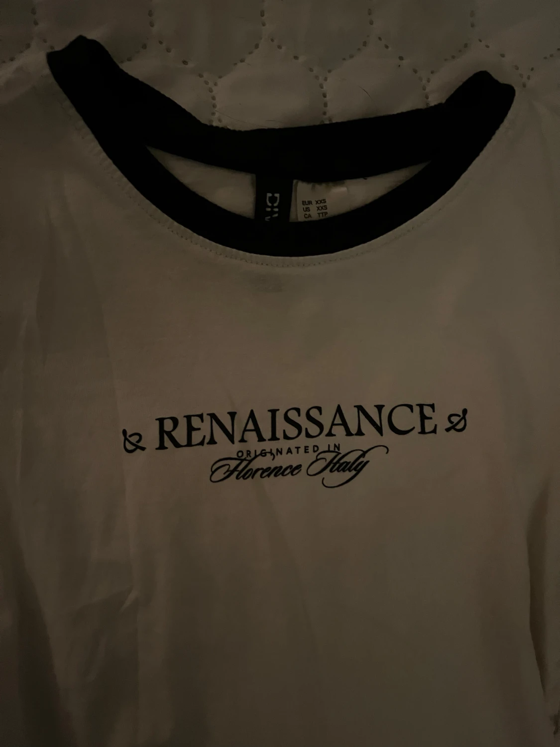 Vit croppad t-shirt med svart krage - 1