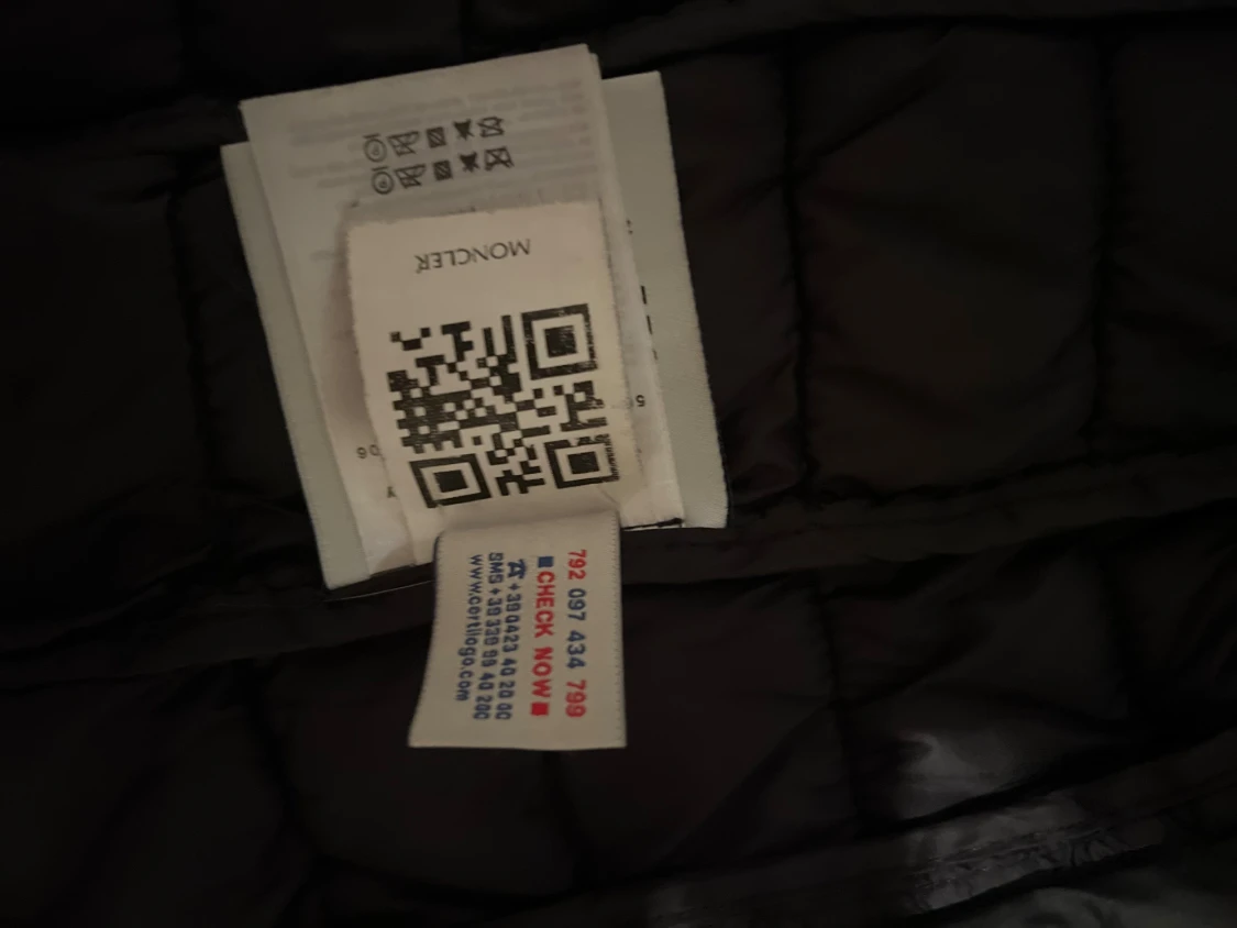 Svart Moncler dunjacka med huva - 2