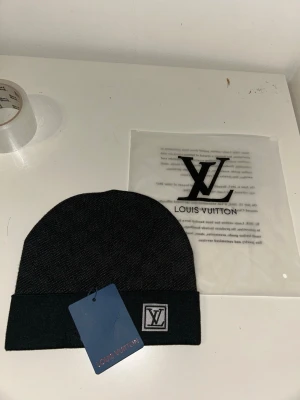 Svart mössa  - Oanvänd, 4 st i lager, svart