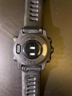 Garmin Forerunner 55 - Garmin Forerunner 55 GPS-smartklocka i svart. Perfekt för löpning och träning, med pulsmätare och aktivitetsmätning. Skärmen och armbandet visar lättare slitage men är i gott skick. Snabbfäste för armband. Fungerar utmärkt. Laddare och originallådan finns