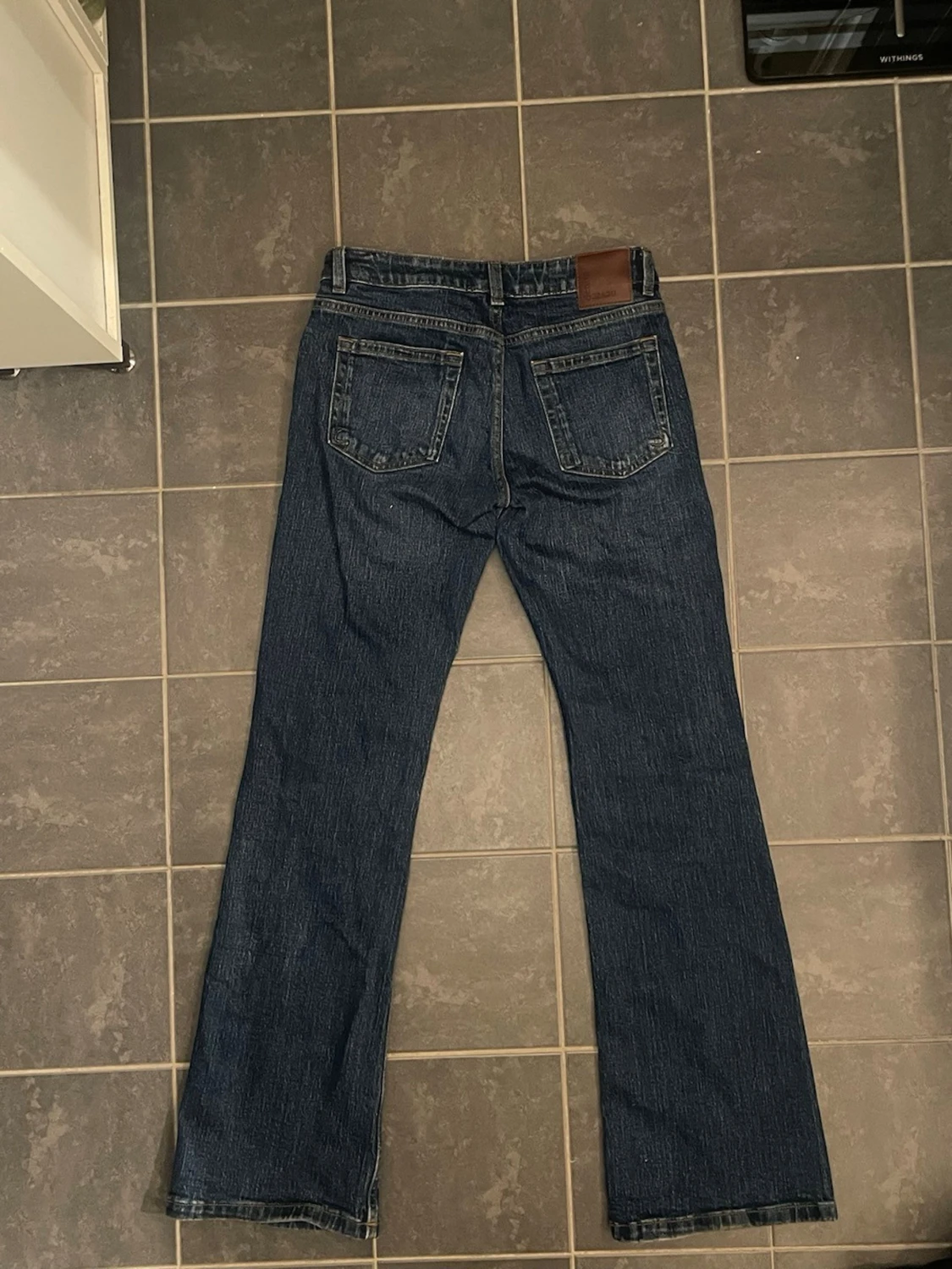 mörkblå bootcut jeans - 1
