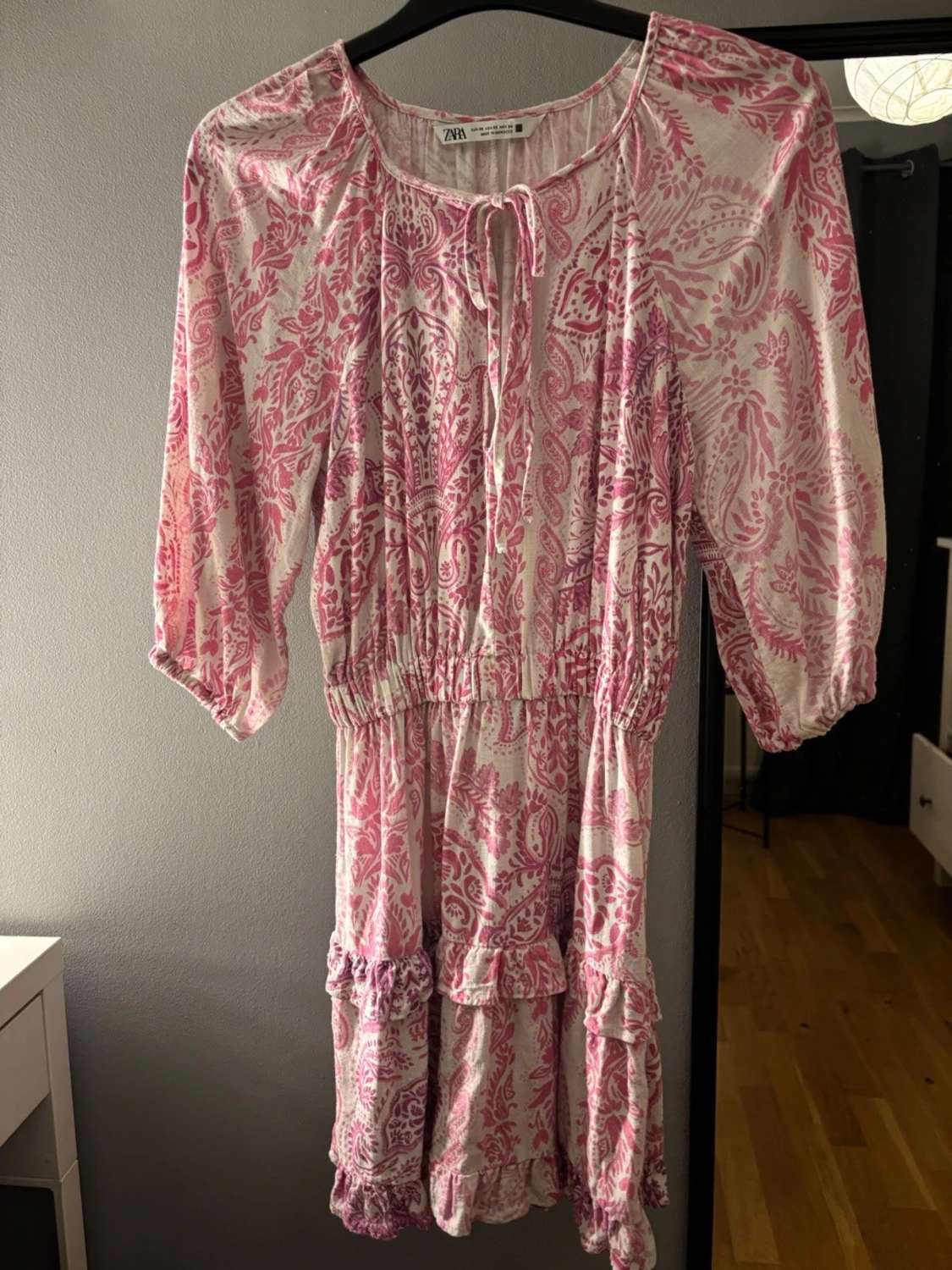 Rosa och vit mönstrad klänning från Zara