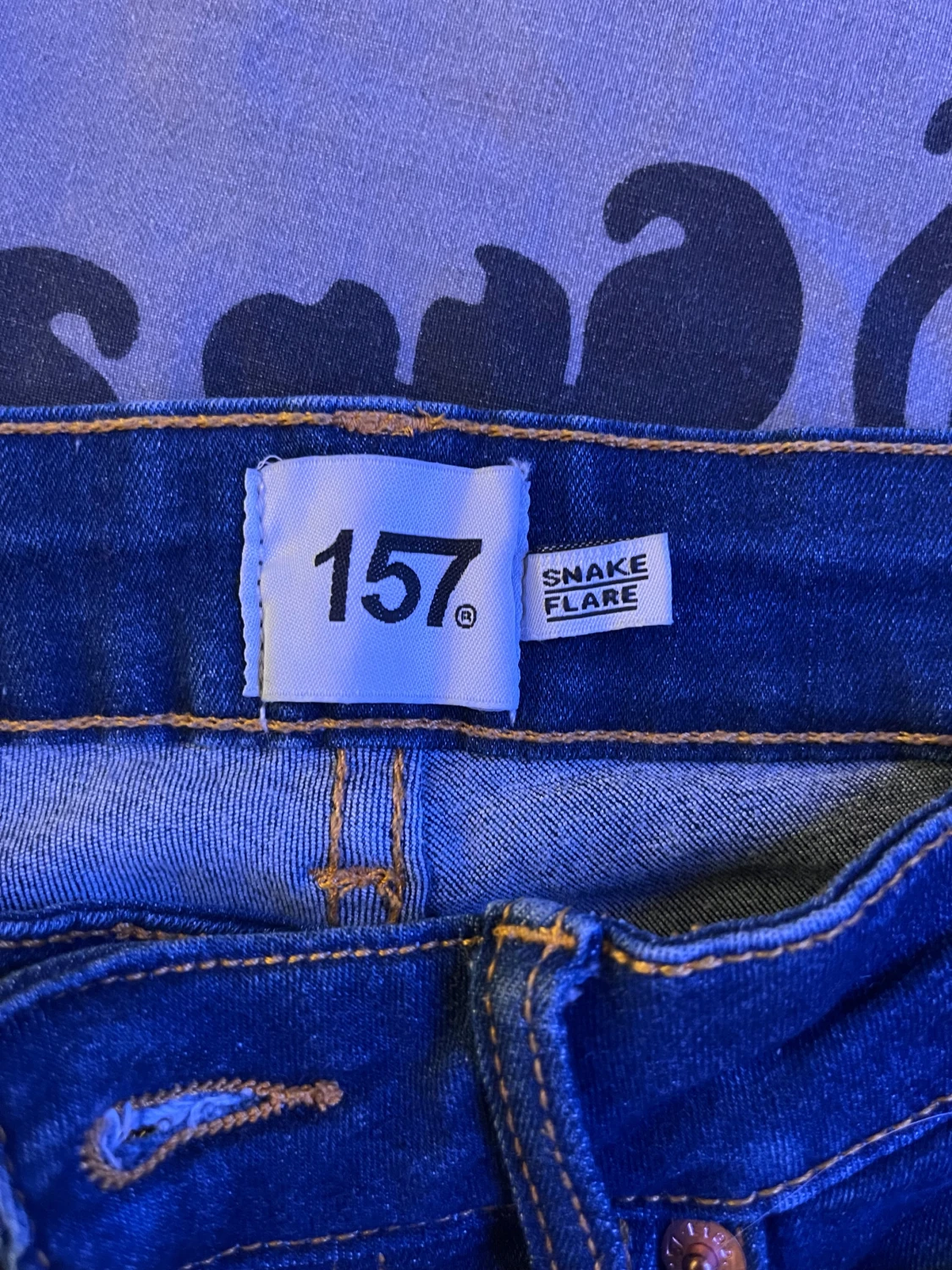 Blå Snake Flare jeans från 157 - 2