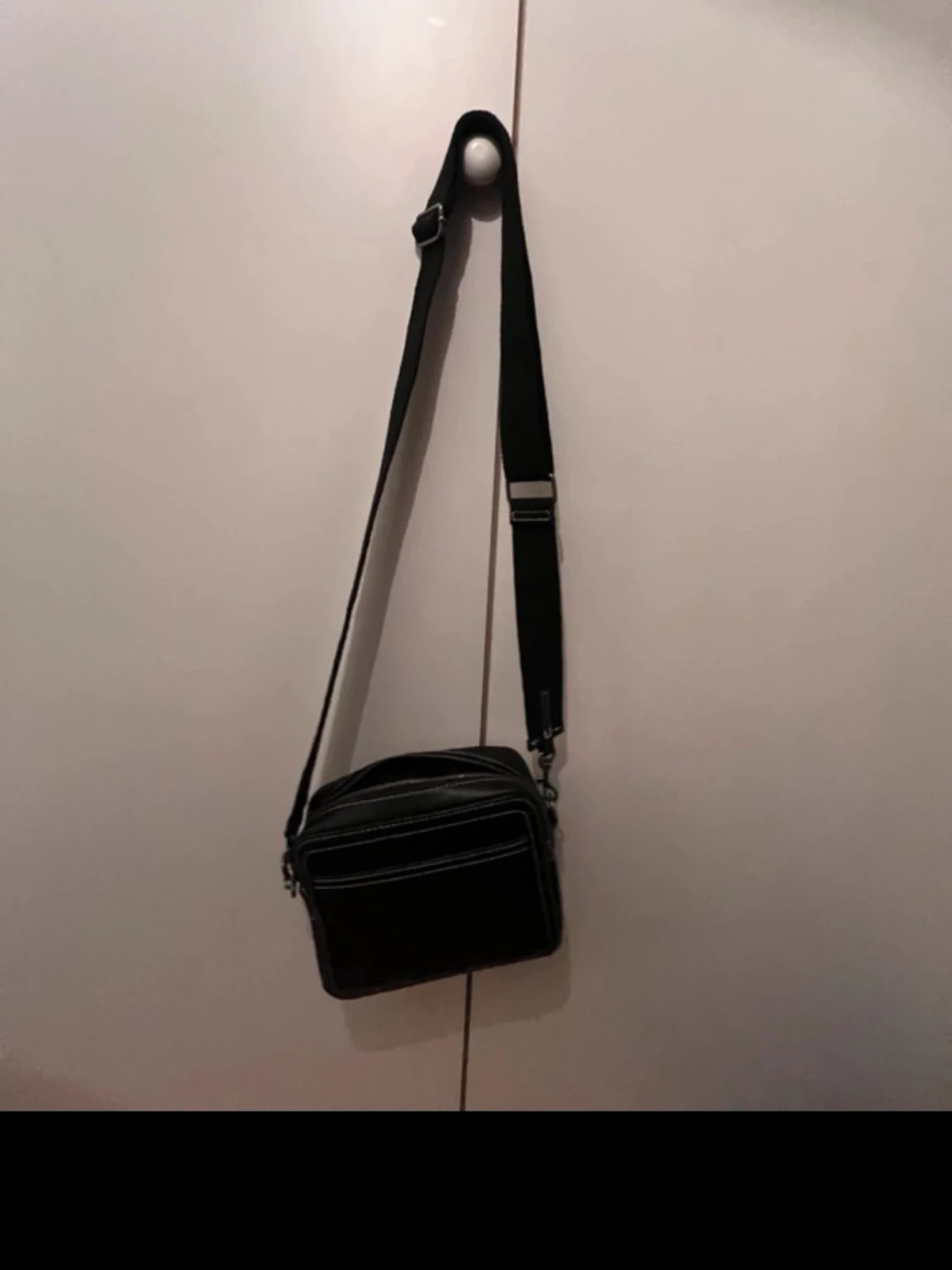 Svart axelväska med vita sömmar - 1
