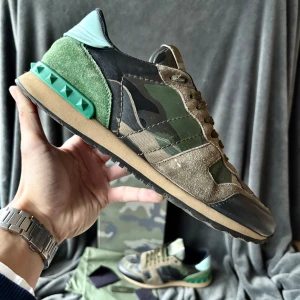 Valentino rockrunner skor - Vakentino rockrunner skor | originalstorlek: 43, fråga om innermått vid osäkerhet | ingår: först till kvarn när det kommer till tillbehör. Finns ett begränsat antal. Box eller dustbag kan väljas som i sin tur kan kombineras med äkthetskort förutsatt att det finns i lager.