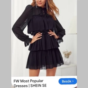 Supersnygg svart volangklänning i XS-XXS - 📌Snygg svart kort klänning med transparenta långärmar & flera lager volanger. 📌Klänningen har rund hals med liten volangkant och knytband framtill. 📌 Av chiffong & polyester  📌Egna bilder: Modellen här är ca 160 cm & har XXS. 📌Shein: modellen är 175 cm. 📌Mkt sparsamt använd.