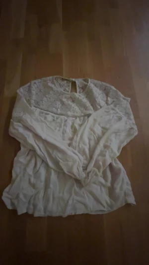 Superfin vit tröja - Den här tröjan är superskön under sommaren, den har tunnt tyg men inte genomskinligt. Använd några gånger i korta stunder❤️Säljer eftersom att jag inte gillar den längre