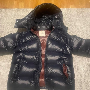 Moncler maya  - Tjena! Säljer nu min moncler maya jacka för väldigt bra pris. Den är i nyskick inga defekter!