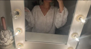 Vit blommig blus med v-ringning - Supersöt vit blus med v-ringning och broderade blommor