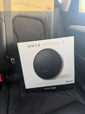 Onyx Studio 9 - Harman Kardon Onyx Studio 9 är en portabel Bluetooth-högtalare med elegant design och kraftfullt ljud. Produkten är i originalförpackning och ser ut att vara i nyskick, perfekt för musik hemma eller på språng.