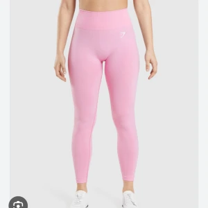 Gymshark tights - Säljer dessa fina gymshark träningsbyxorna då de inte längre kommer till användning. Superbra skick och de har inga defekter🌸💗Hör av er om ni har frågor