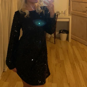 Klänning - Supersnygg paljettklänning till fest, använd några få gånger och inga defekter förutom att några paljetter trillat av! Öppen rygg