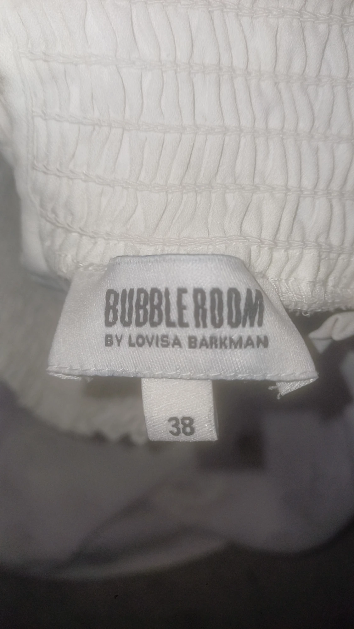 En vit långärmad blus med luftigt tyg och med en halskrage. (Vuxenstorlek) - 5