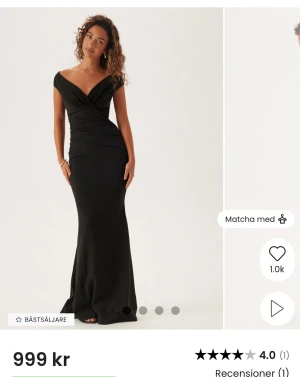 Svart långklänning  - Supersnygg svart långklänning med omlott och v-ringad offshoulder-ringning. Använt den 1 gång så den är nästan helt ny, vill ni ha fler bilder är det bara att skriva! I dessa klänningar tar man alltid en storlek mindre. Är öppen med att diskutera priset