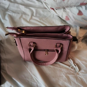 Väskan  - En väska från shein som är helt oanvänd 