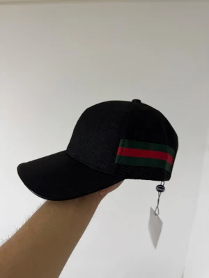 Svart G-ucci keps  - Säljer en svart g-ucci keps. Helt ny. 