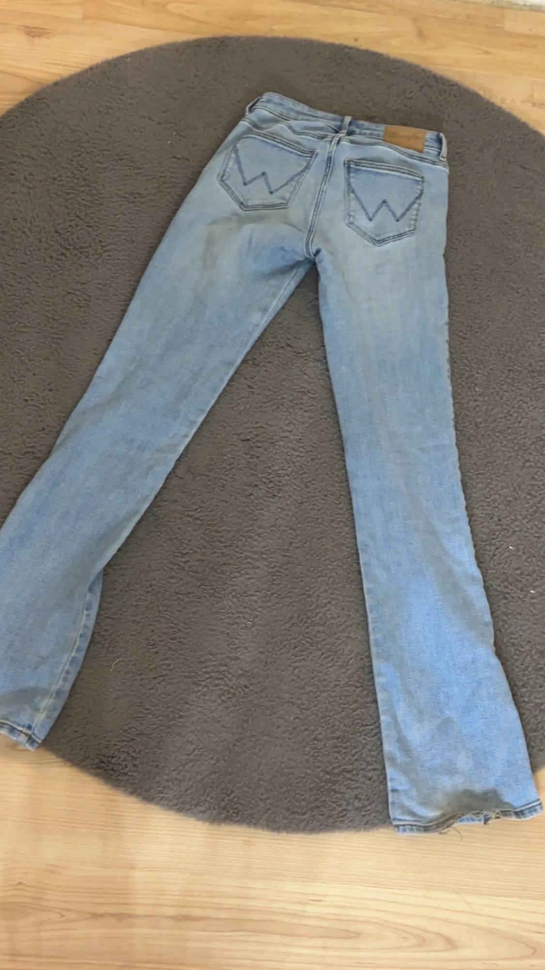 Ljusblå bootcut jeans från Wrangler - 1
