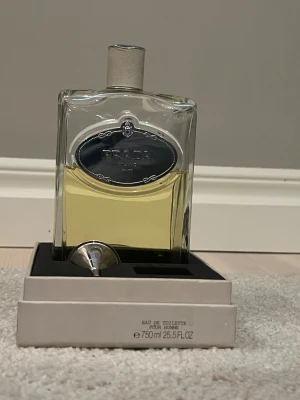 Prada Infusion d'Homme EdT 750ml - En 750ml Parfym från Prada Milano, Luktar väldigt gott och exklusivt, i denna finns det ungefär 450ml kvar men helt nya på eBay går för runt 8000kr. Hör av er vid minsta fundering.