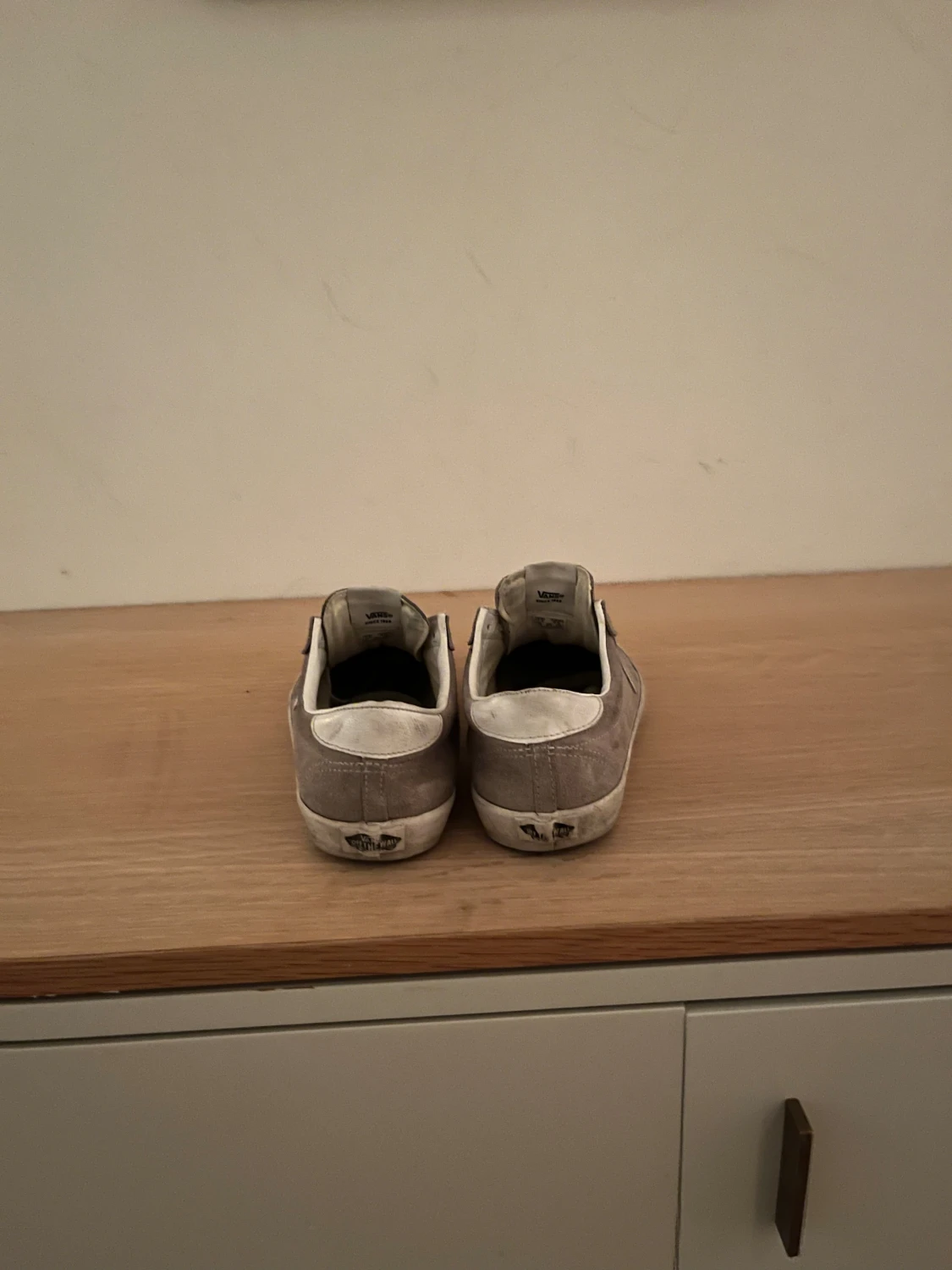 Gråa Vans sneakers i mocka OFF The Wall  - 3