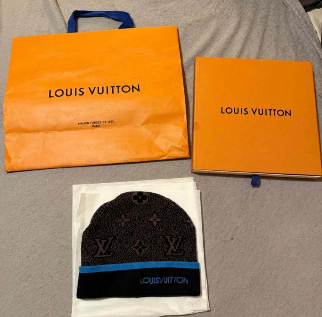 L.V stickad mössa med blå kant - 1