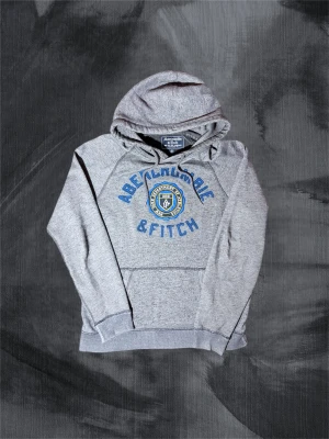Hoodie Abercrombie - Tjena, säljer denna skitfeta hoodien från Abercrombie i stl M. Med en cool och sällsynt colorway och materialval är denna ett hoodie som det finns en skugga av chans att hitta den . Miss singe chansen att slå till på denna! Tveka heller inte att höra av dig, svarar gärna på dina frågor :)