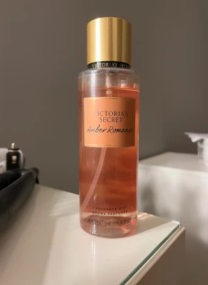 victoria secret  - jätte god body mist från victoria secret, rätt nyinköpt💞