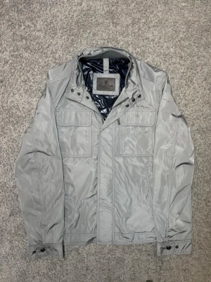 Massimo Dutti Jacka  - Tja säljer nu en grå fält jacka från Massimo Dutti i storlek S för endast 1099kr! Priset är ej hugget i sten, hör av er i dm vid funderingar 🙌