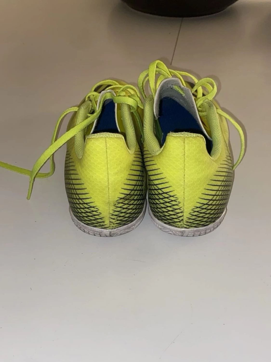 Adidas gula innohusforbollskor  med snörning - 3