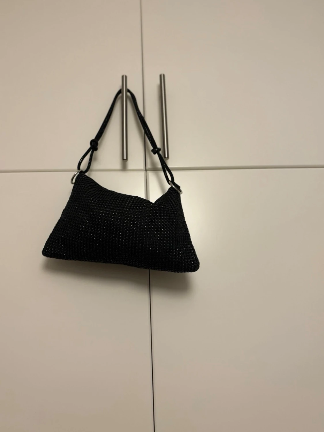 Svart glittrig axelväska