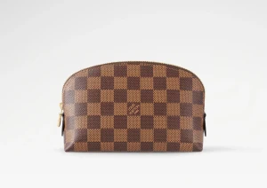 Slutsålda Louis Vuitton Damier Cosmetic pouch - Superfin Cosmetic pouch från Louis Vuitton i klassiskt Damier-mönster och röd insida. Aldrig använd helt ny! Finns inte kvar helt slutsåld på hemsidan. Nypris 5550kr