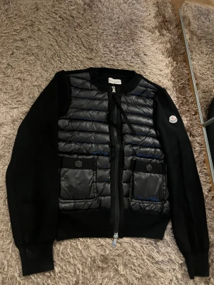 Moncler cardigan  - Säljer moncler cardigan helt oanvänd i nyskick , Stl 1 som motsvarar XS-S 