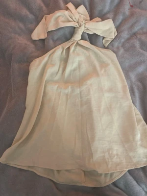 Gul topp  - Supersöt gul topp från SHEIN med knytband i halsen som ger en snygg och trendig look. Toppen är ärmlös och har en lätt, flowy passform. Tillverkad i mjuk polyester som känns skön mot huden. Perfekt för varma dagar och när du vill ha en chill vibe.