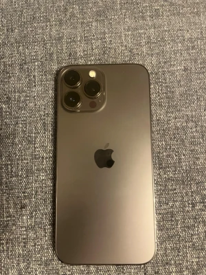 iPhone 13 Pro Max 128GB - Snygg iPhone 13 Pro Max 128GB med trippelkamera och stor skärm. Fungerar utmärkt och har iOS 26.1 installerat. Batterihälsa är 87%. Skärmen har några synliga repor, men påverkar inte funktionen. Perfekt för dig som vill ha kraftfull prestanda och avancerad kamera. 