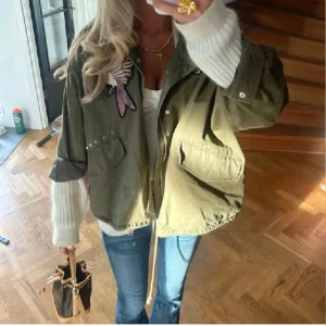 Populär Grön jacka hm jacka med broderingar - Supersnygg och populär jacka med coola broderingar!😇💓 Den är i bra skick💕pris kan diskuteras 