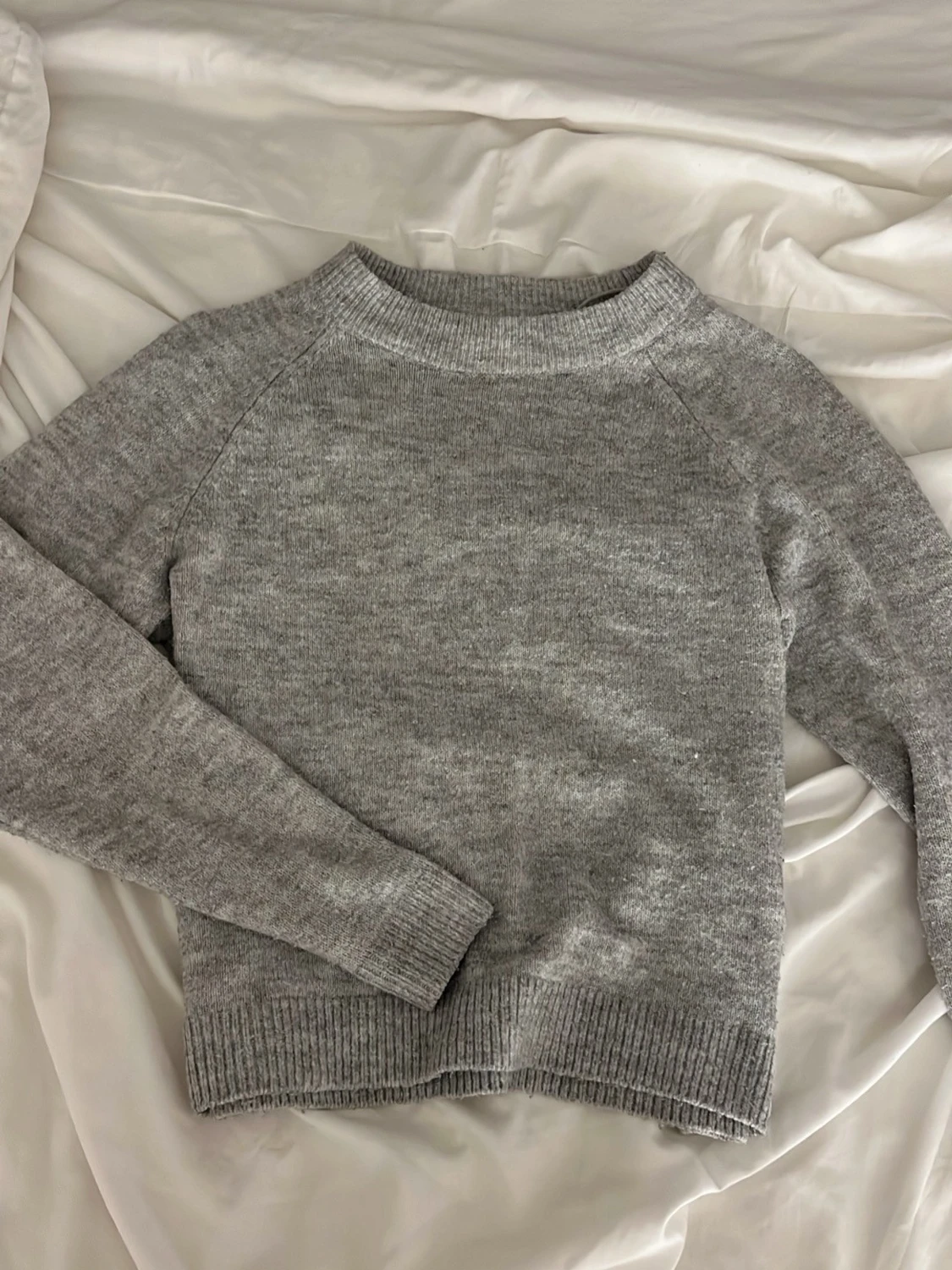 Grå stickad tröja med rund hals