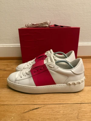 Valentino open sneakers  - Säljer nu dessa fina valentino skor | Nyskick | Storlek 40 | Kommer med box,valentinokort och extra snören |