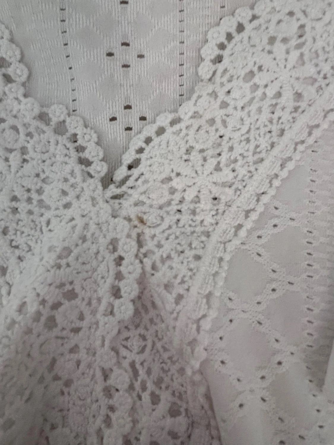 Vit blus med spets och volang - 2