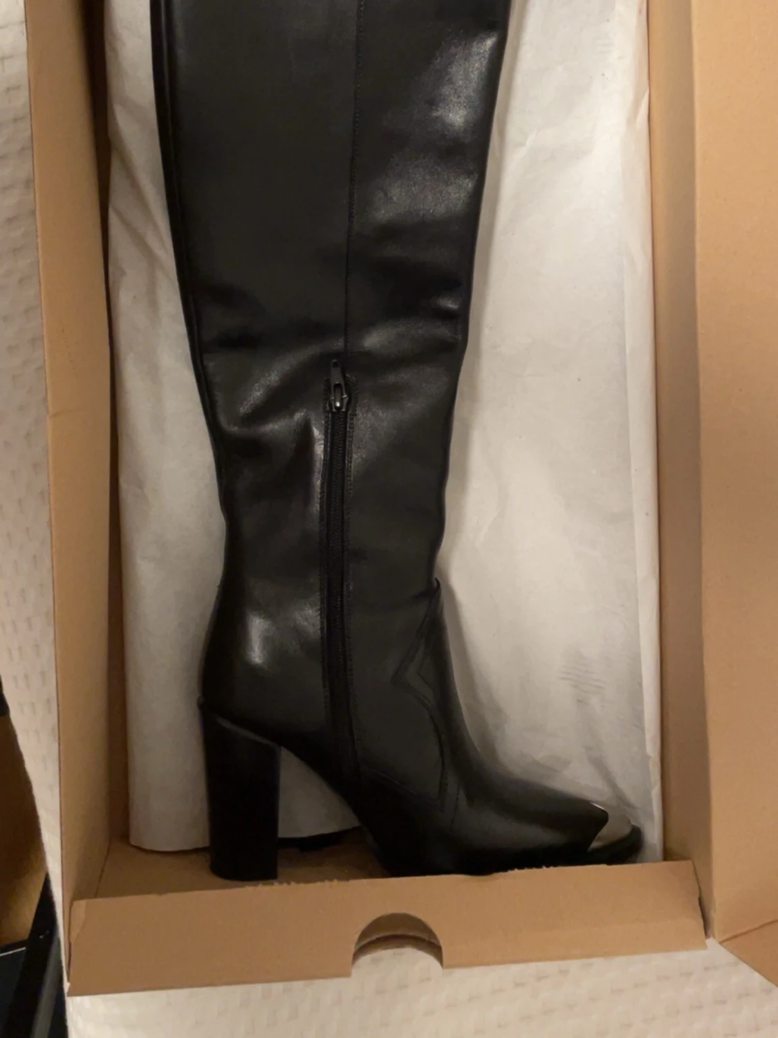 Svarta stövletter i skinn med klack - 2