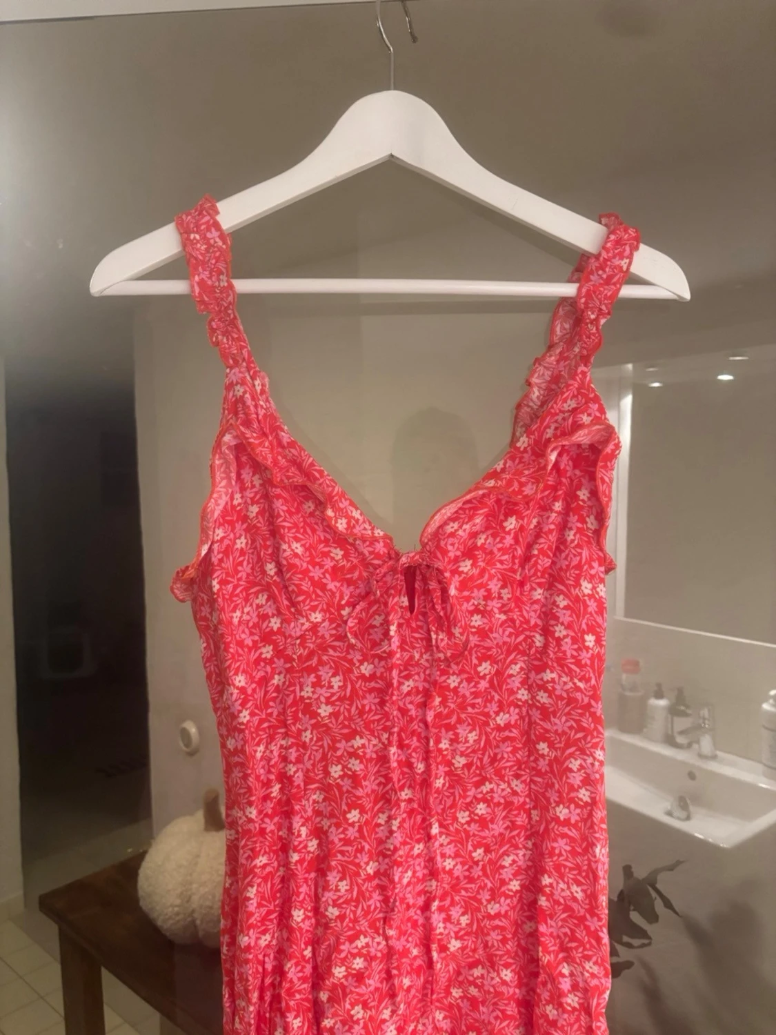 Röd blommig kortklänning med volang