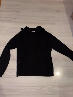 Zara långärmad tröja med knappkrage  - Säljer en svart långärmad tröja från Zara med knappkrage. Tröjan har aldrig använts då storleken är för liten. Hör av dig om du är intresserad!😄