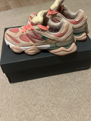 New Balance 9060 sneakers beige/rosa - Säljer ett par New Balance 9060 sneakers i beige och rosa med mesh och mockadetaljer. Skorna har chunky sula, snörning och coola retrovibbar. Jag köpte dessa i fel storlek😔