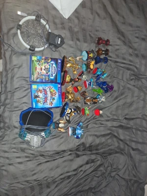 Skylanders-spel och figurer PS4 - Skylanders Imaginators och Skylanders Trap Team till PS4 med massor av färgglada Skylanders-figurer, portaler och tillbehör. Perfekt för dig som gillar samlarspel och äventyr. Spelen kommer i sina originalfodral.