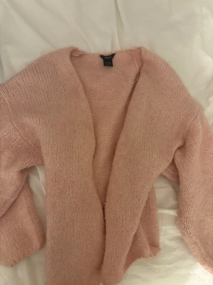 Ljusrosa stickad kofta från Lindex - Jättefin- men kommer ej till användning 