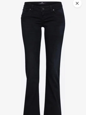 Svarta bootcut jeans från LTB - Säljer ett par jeans från LTB i modellen bootcut. Jeansen har klassisk femficksdesign. Jeansen är i storlek W24 L30. Dem är i färgen nattblå